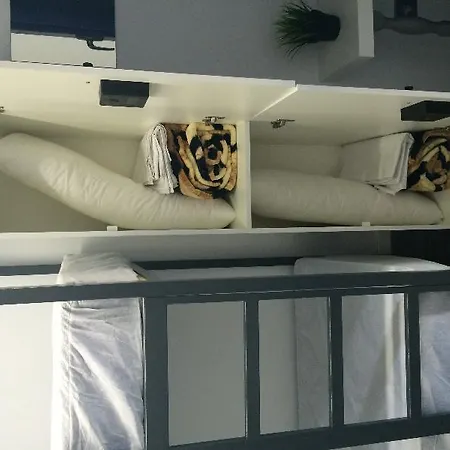 Chameleon Youth Хостел *