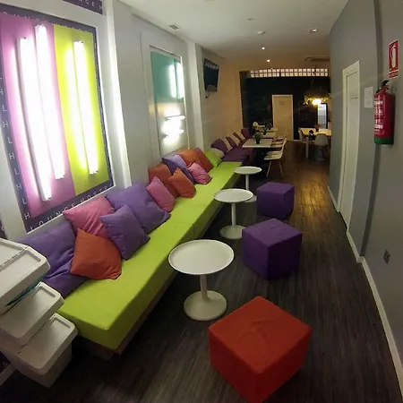 Chameleon Youth Хостел *