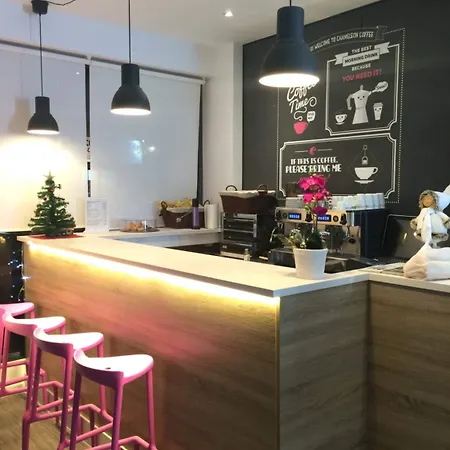 Chameleon Youth Хостел