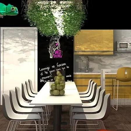 Chameleon Youth Хостел *